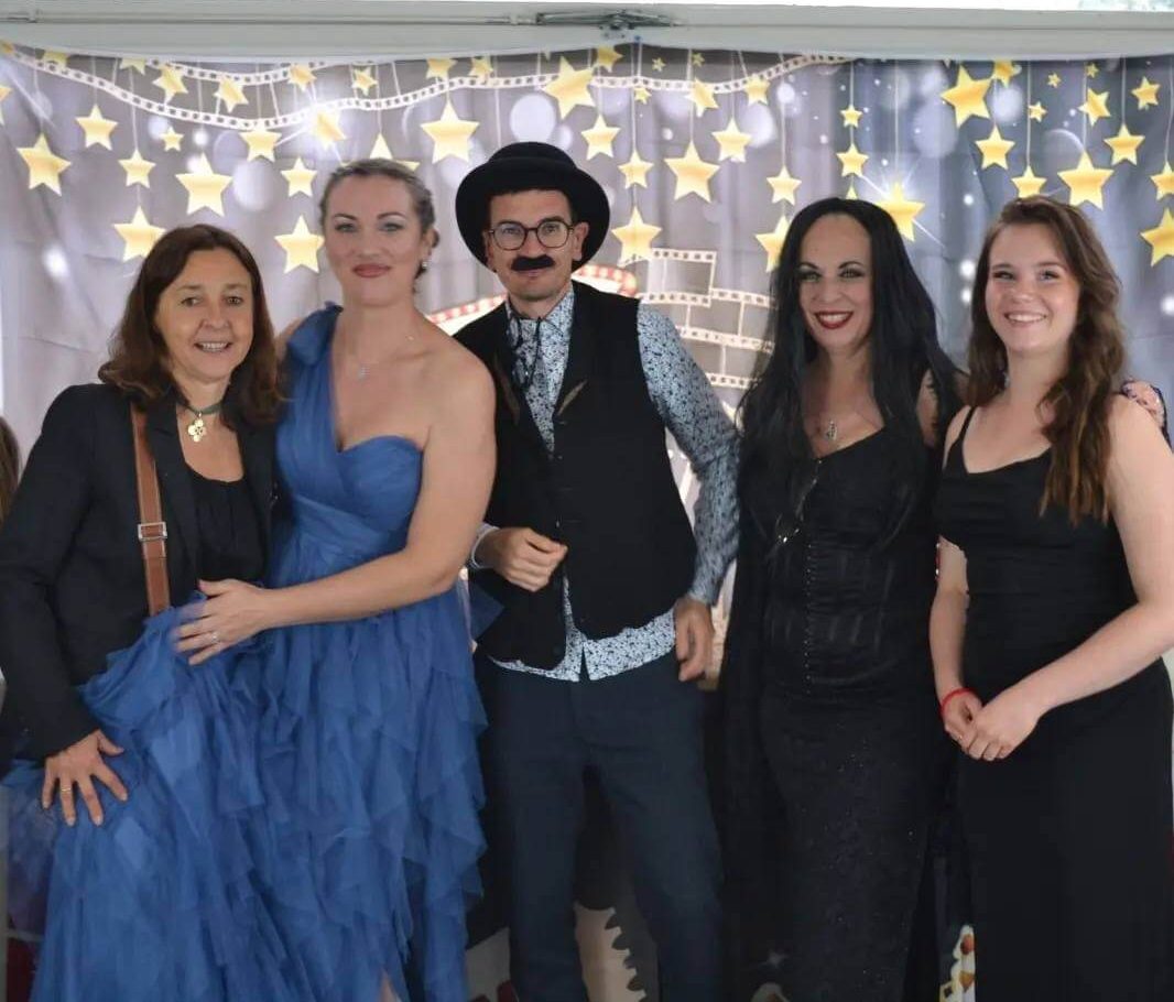 Élèves du lycée Saint-Joseph l’Amandier participant à une soirée événementielle au sein de l’établissement