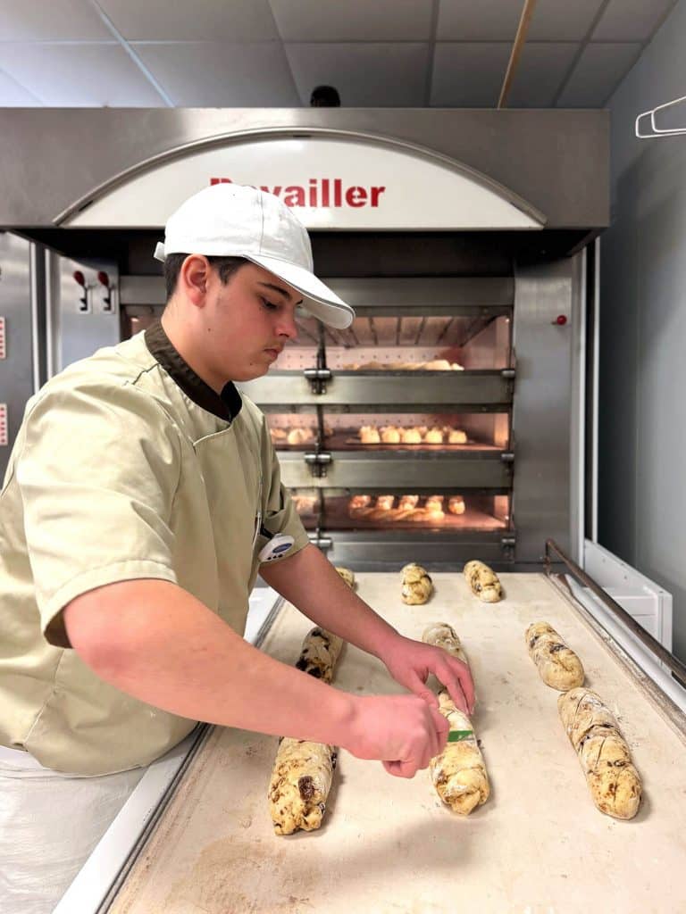 Élève en formation boulangerie façonnant des pains avant cuisson dans le fournil du lycée Saint-Joseph L’Amandier