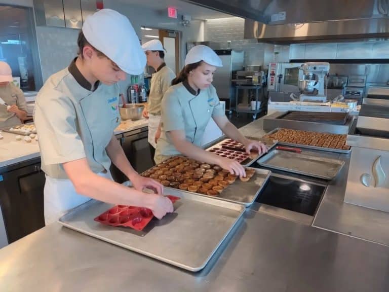 Élèves en formation boulangerie pâtisserie réalisant des préparations en laboratoire aux États-Unis