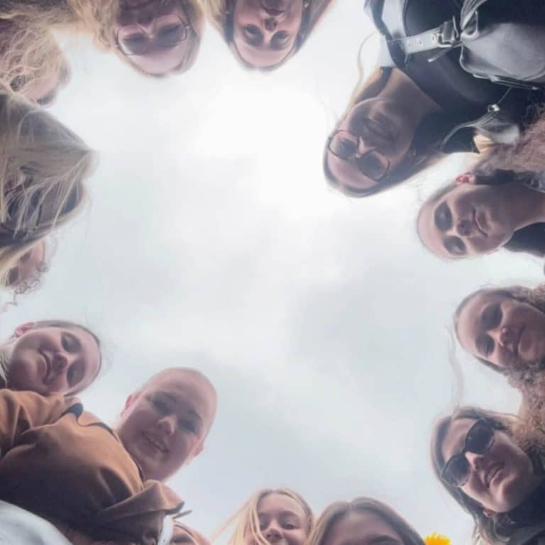 Étudiantes du BTS Esthétique du Lycée L’Amandier lors de leur sortie au Congrès de l’Esthétique à Paris