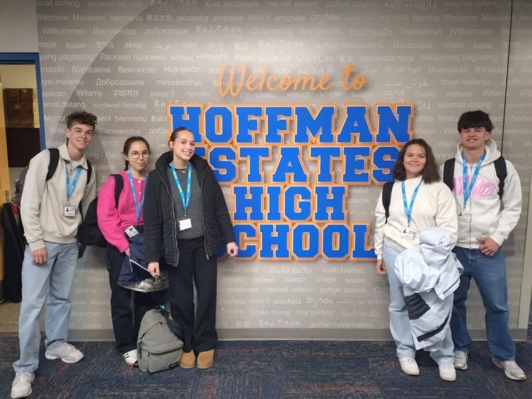 Élèves du lycée L’Amandier devant Hoffman Estates High School aux États-Unis