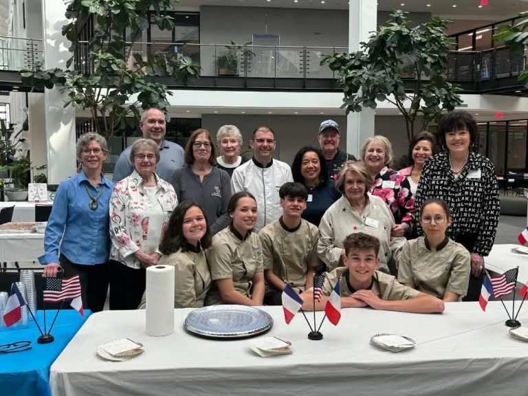 Élèves du bac pro boulangerie pâtisserie du lycée L’Amandier avec leurs partenaires américains à Hoffman Estates