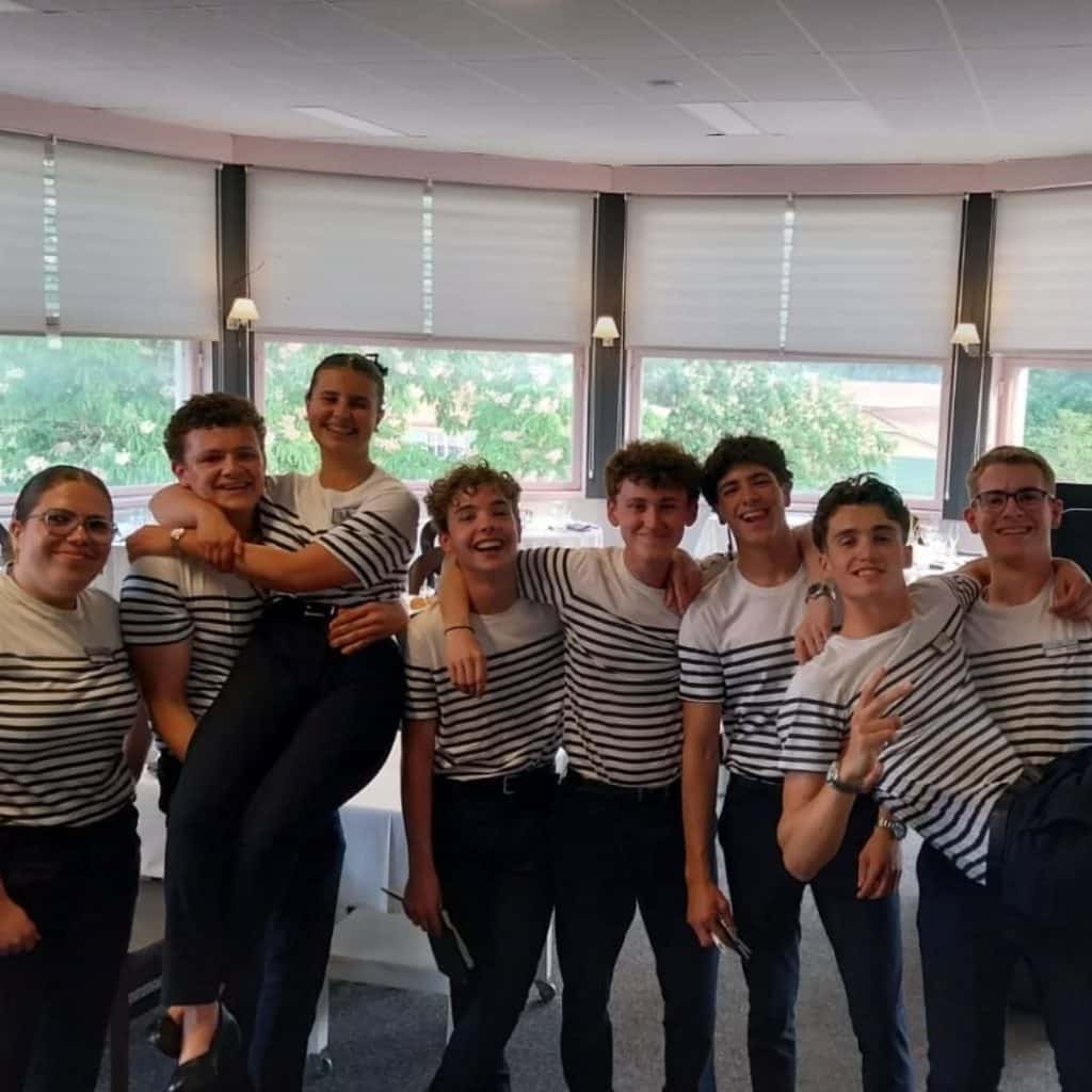 Élèves de Première Bac Pro CSR en tenue marinière lors de la soirée Bretagne Normandie