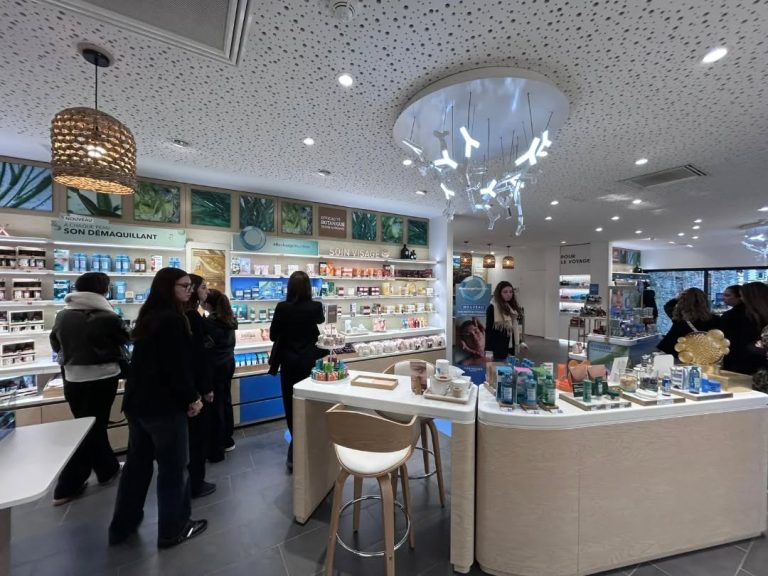 Visite de la boutique Yves Rocher par les élèves de Terminale Bac Pro Esthétique