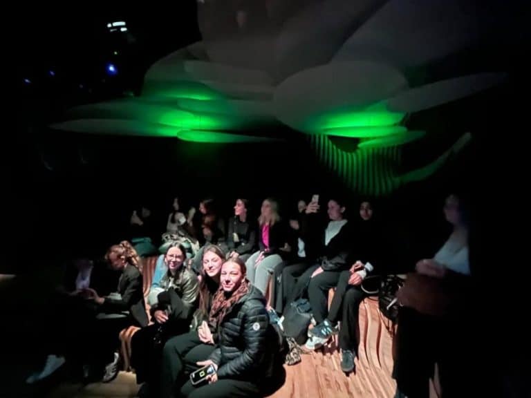 Élèves de Terminale Bac Pro Esthétique lors de la visite du musée immersif Yves Rocher