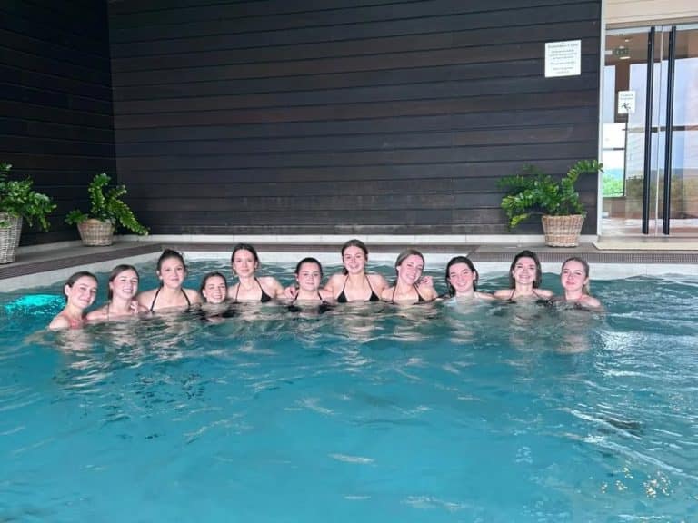 Élèves de Terminale Bac Pro Esthétique profitant du spa Yves Rocher à La Gacilly