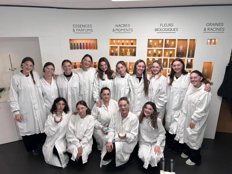 Élèves de Terminale Bac Pro Esthétique dans le laboratoire cosmétique Yves Rocher