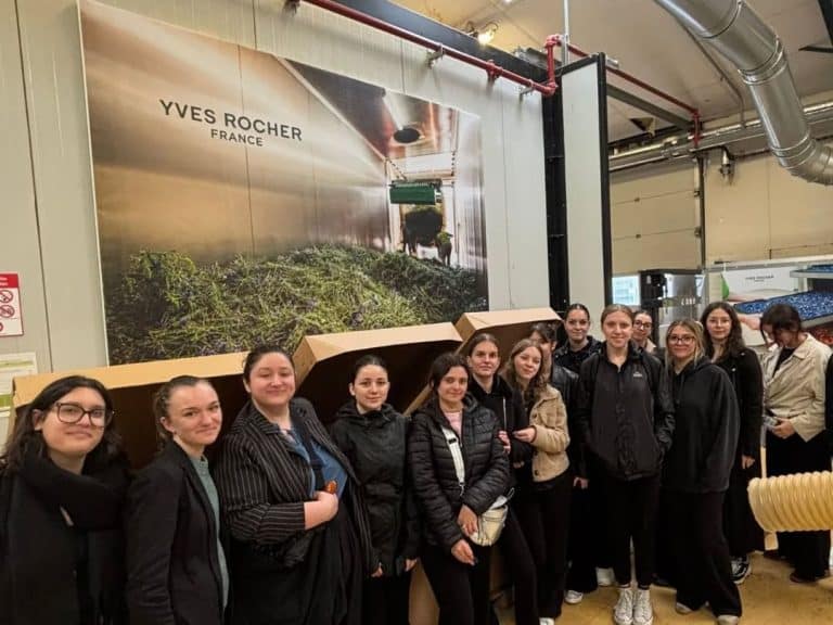 Élèves de Terminale Bac Pro Esthétique en visite de l'usine Yves Rocher à La Gacilly