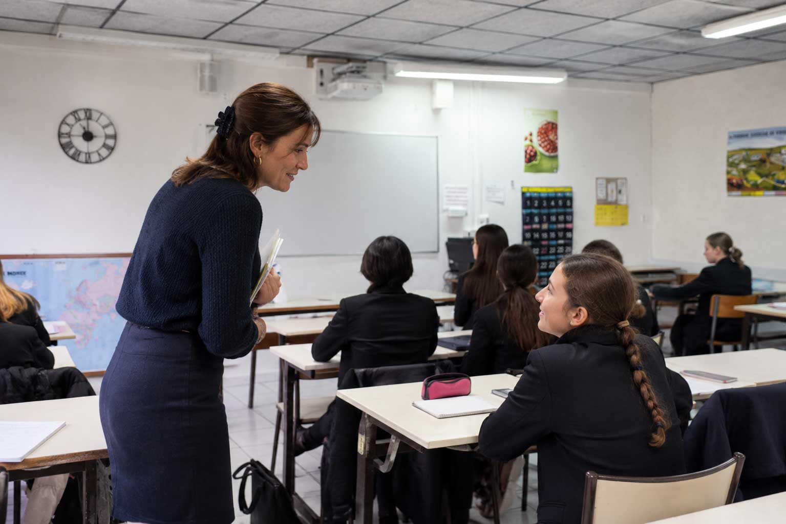 Une membre de la vie scolaire accompagne une lycéenne en classe au Lycée Saint Joseph L’Amandier.